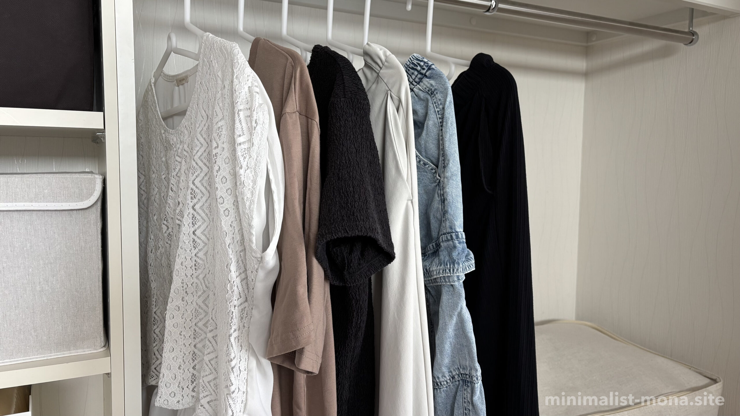 今シーズンの服6着をかけたハンガー