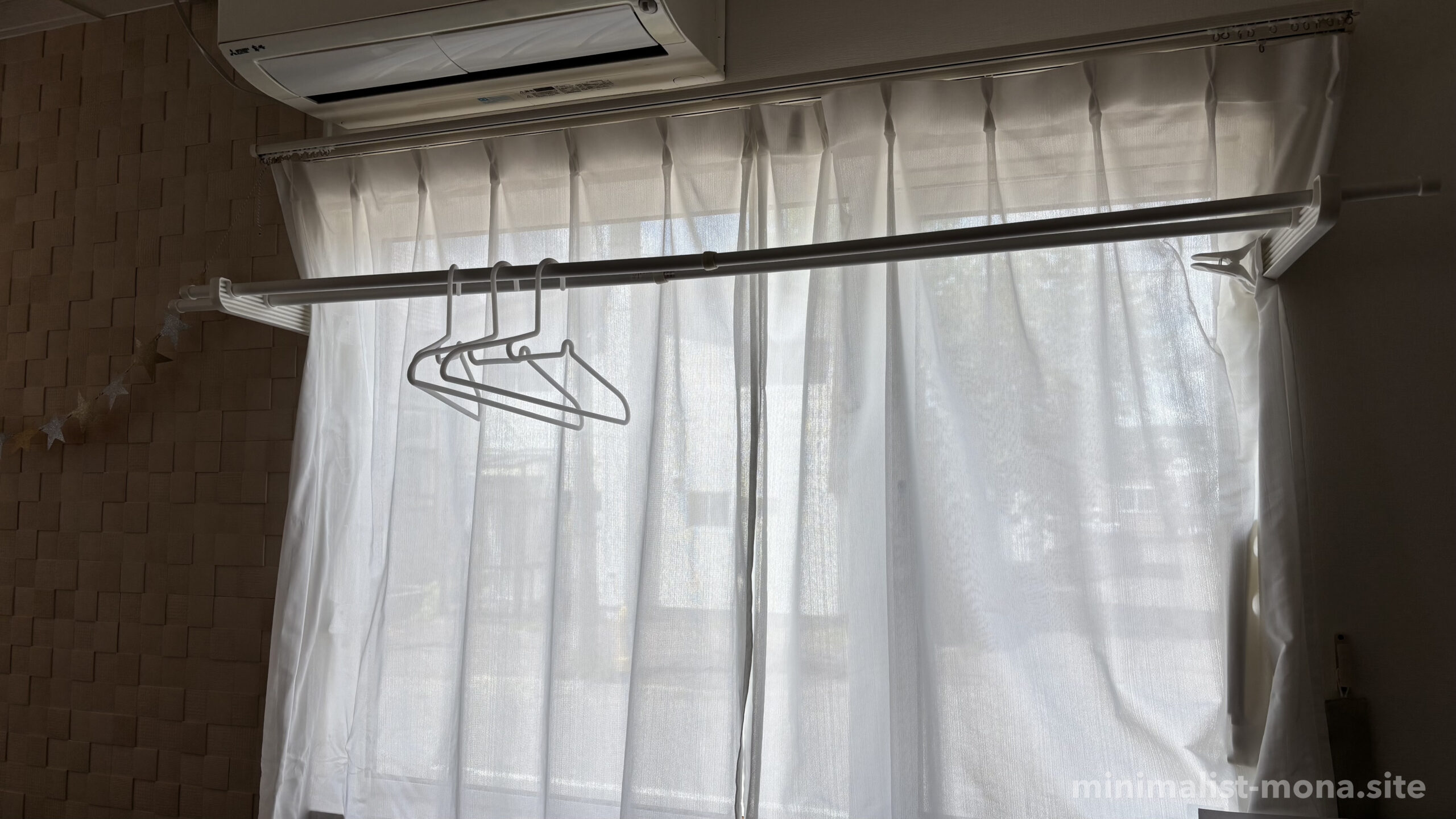 リビングの窓枠に取り付けた部屋干し用ポール