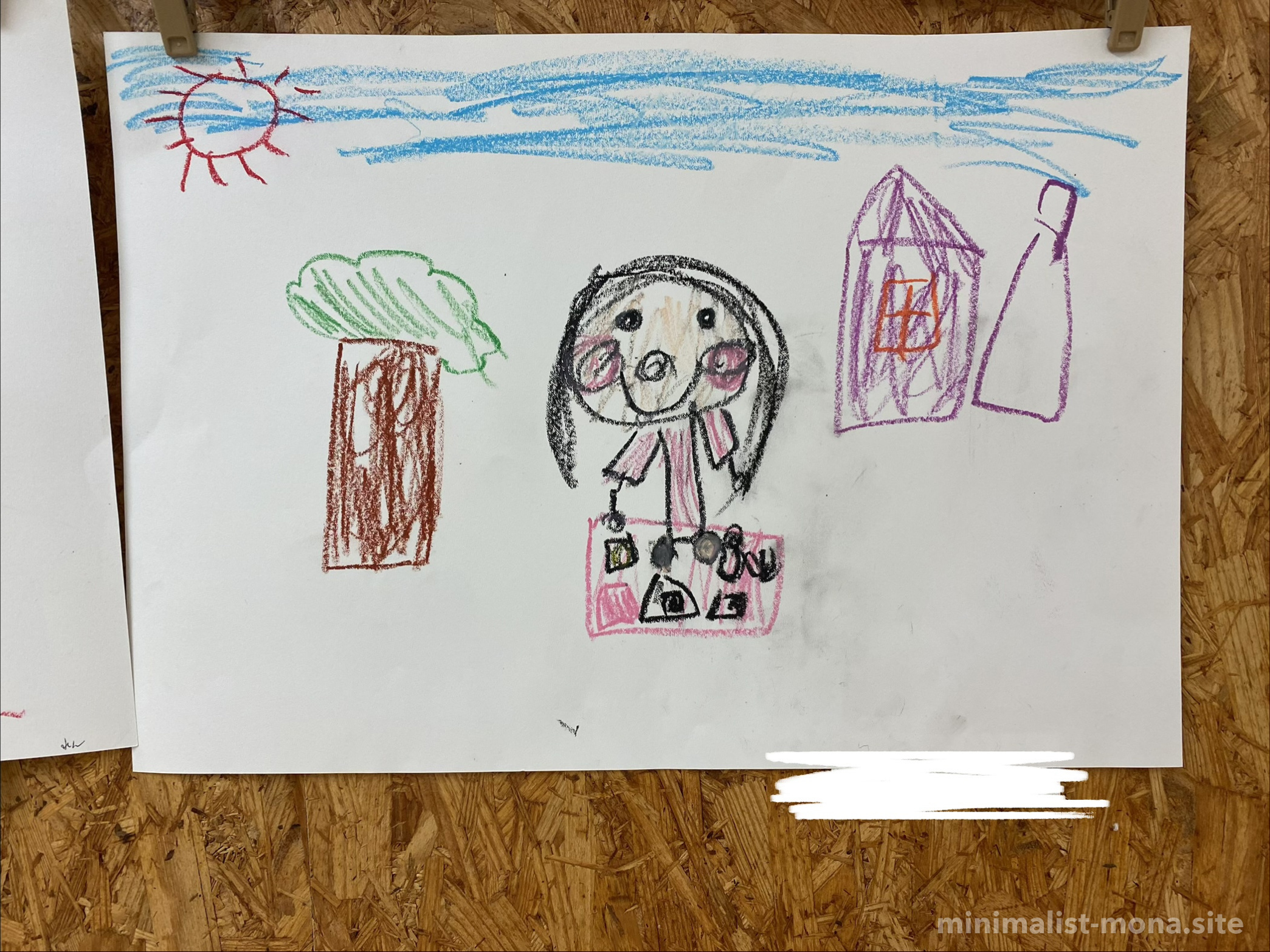 階段の壁に飾った子どもの絵
