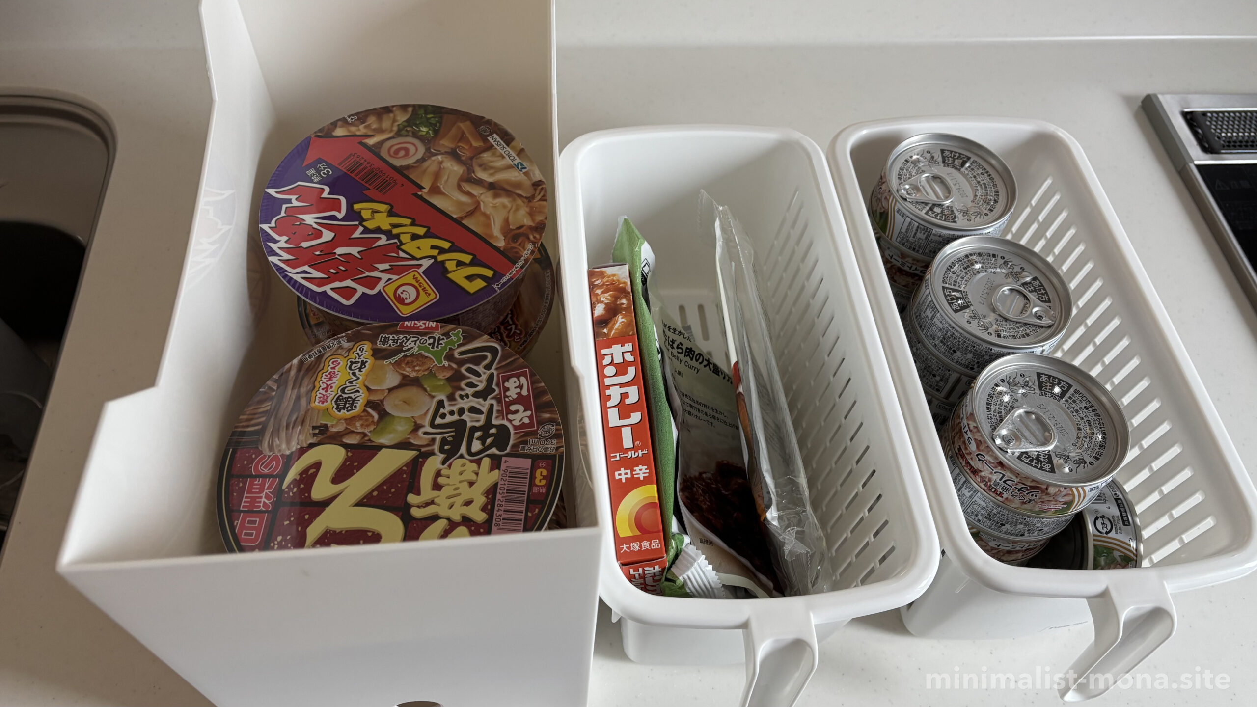 食品ストックの中身・カップ麺やレトルト、缶詰