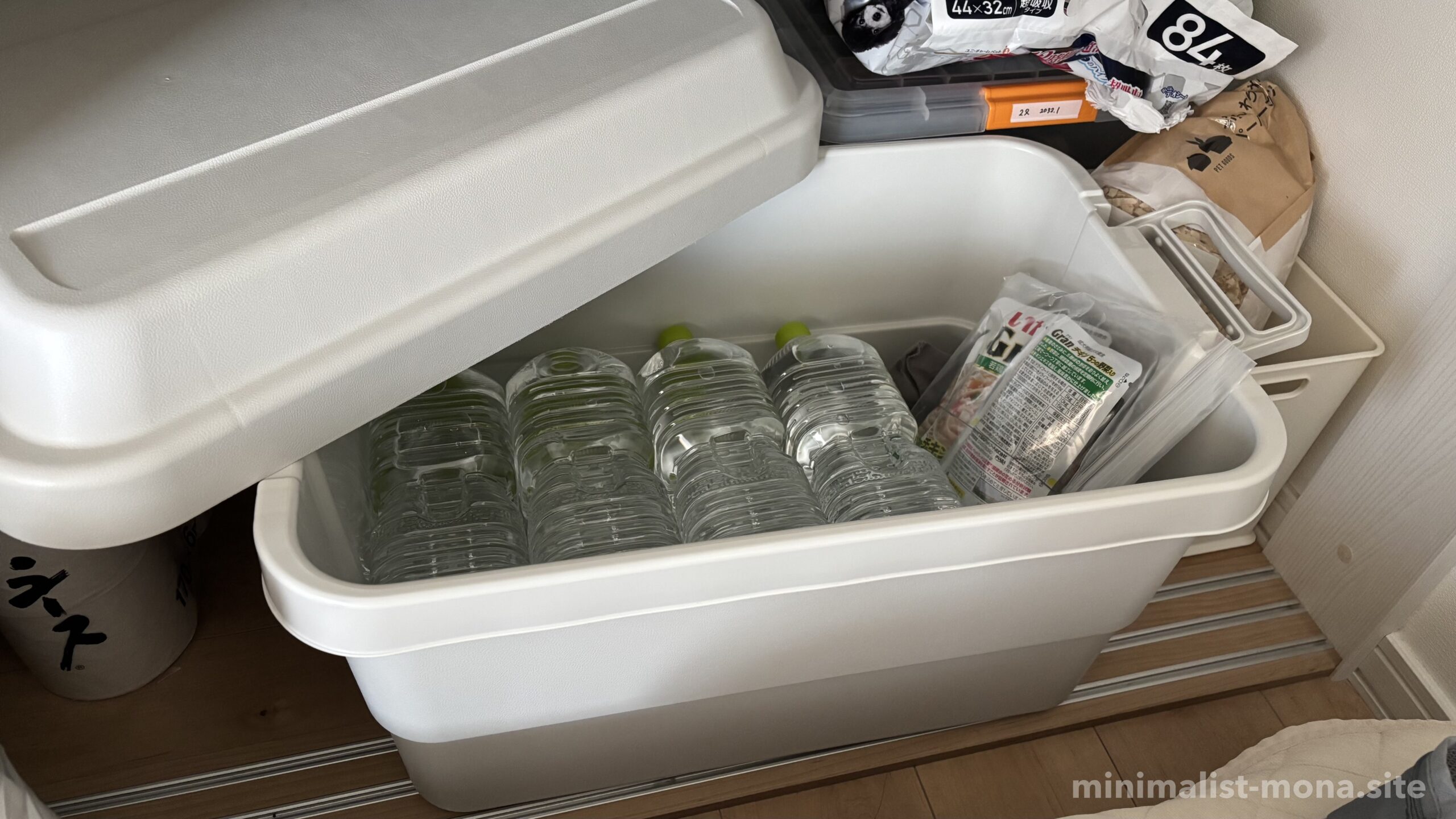 頑丈収納ボックスに収納した防災用の水