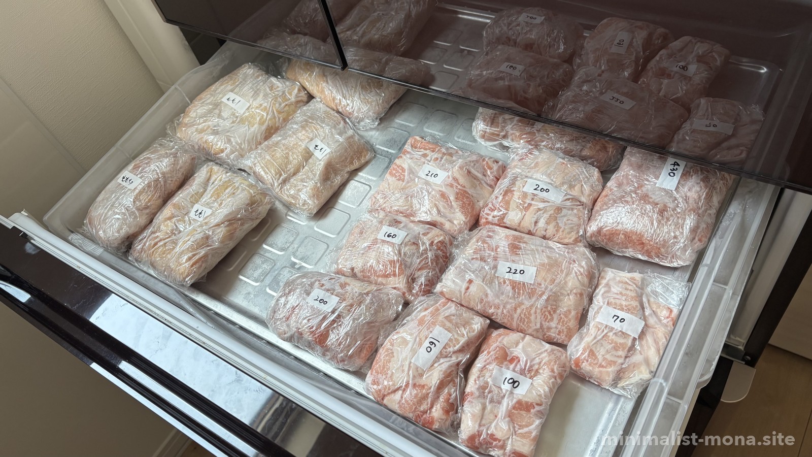コストコで買った肉を小分けにして冷凍している様子