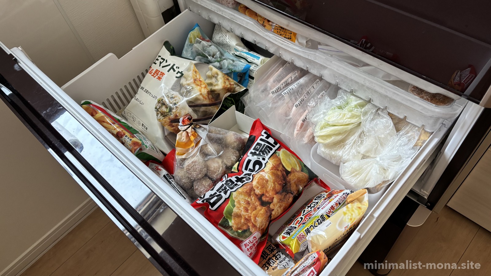 肉や冷凍食品などが入った冷凍庫