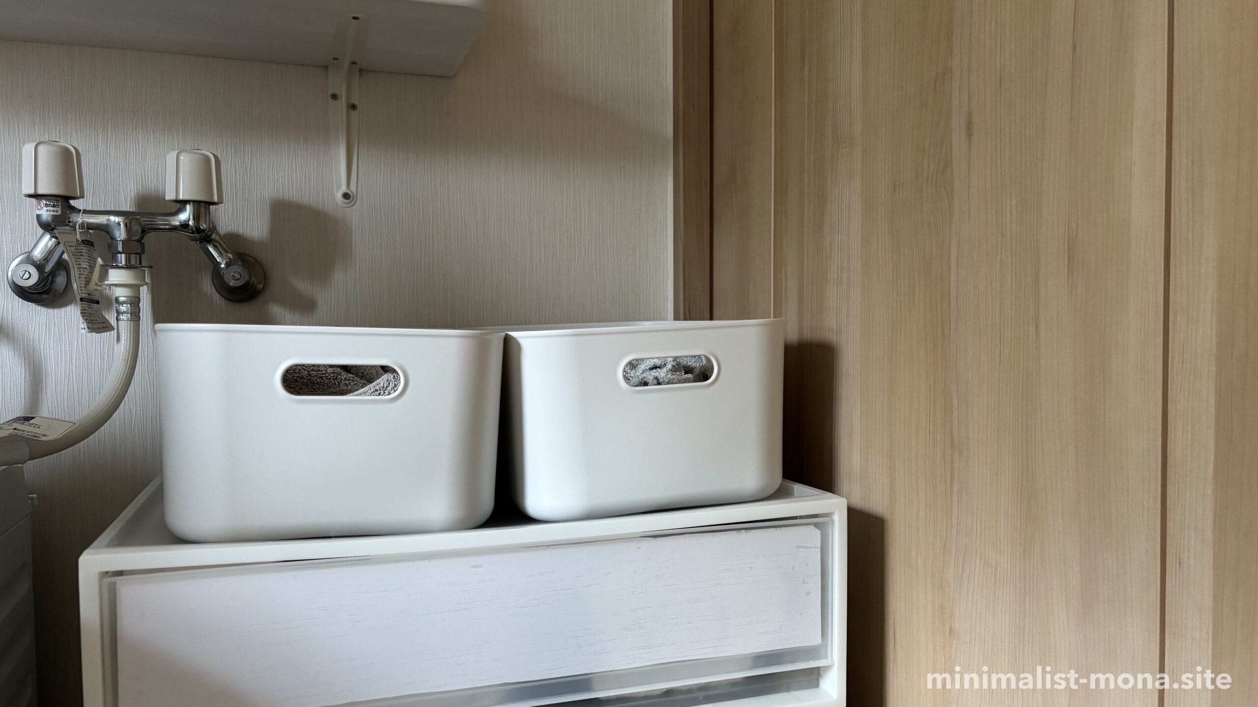 脱衣所でタオルと部屋着を入れている無印良品のやわらかポリエチレンケース