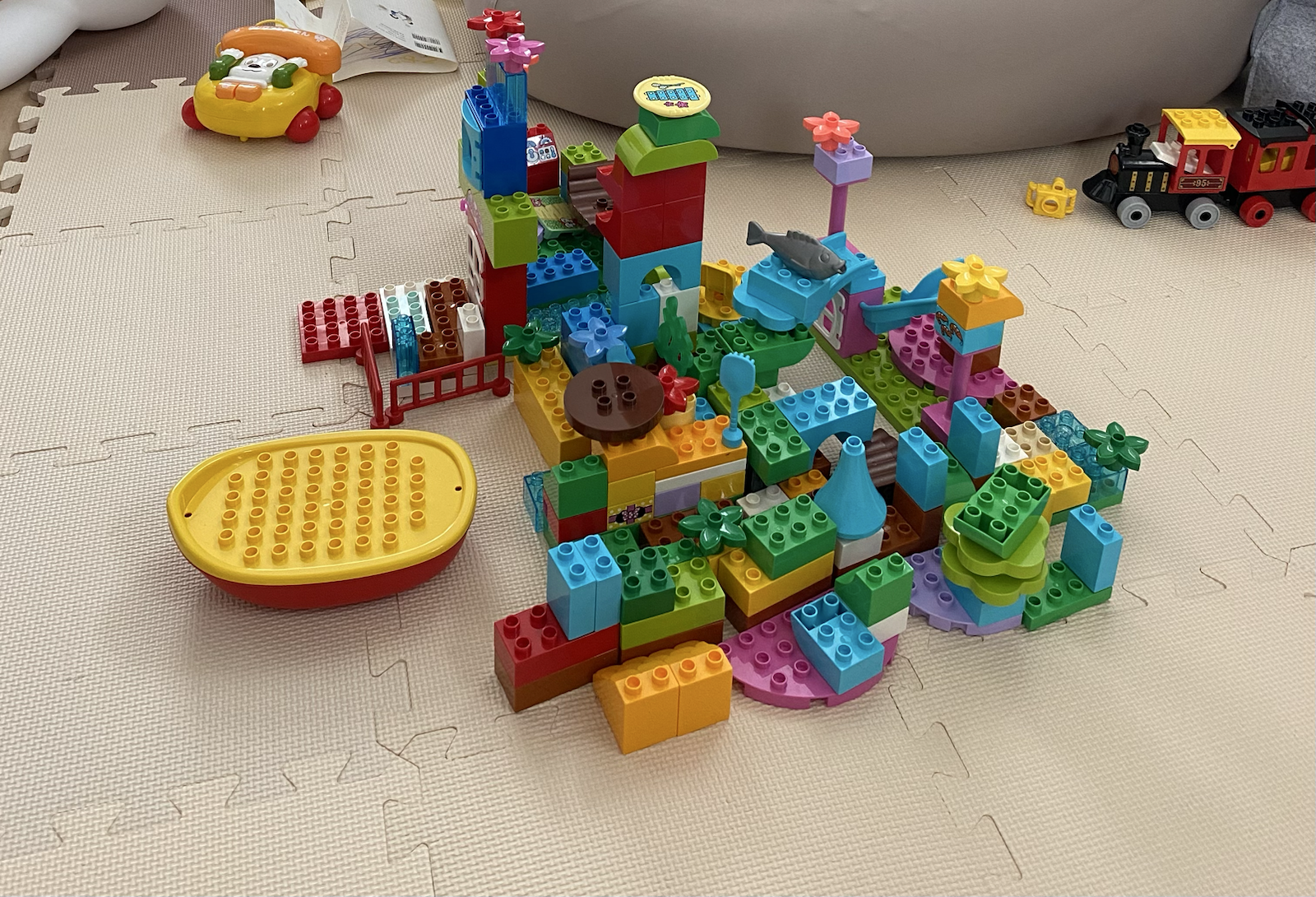 子どもがブロックを組み立てて遊んでいる様子
